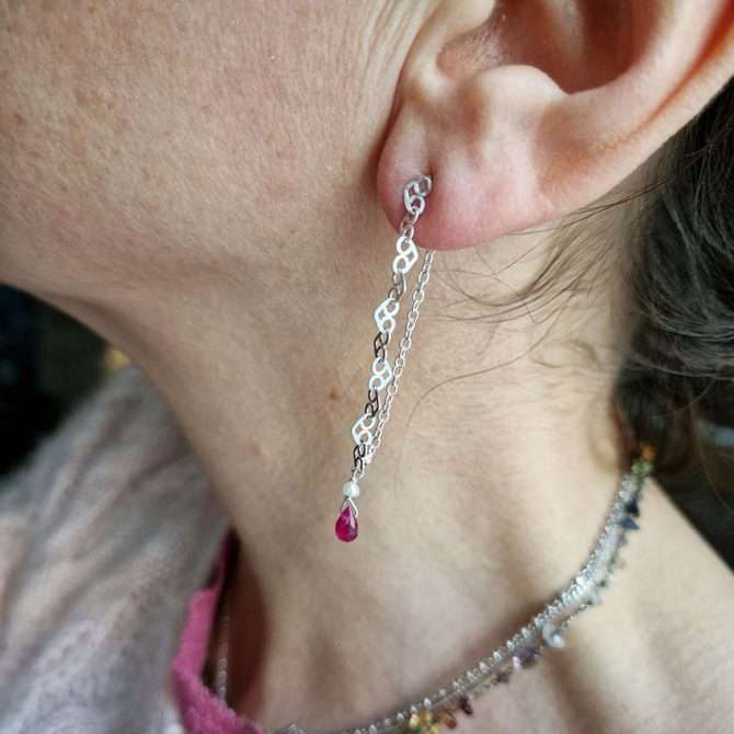 boucles d'oreilles en argent 925 avec chaîne à cœurs, pampille rubis et perles de culture