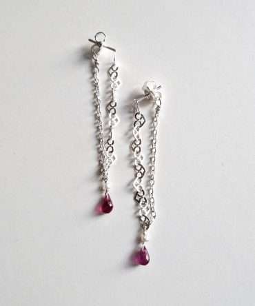 Boucles d'oreilles pendantes artisanales en argent avec chaîne de cœurs, rubis et perles d'eau douce.