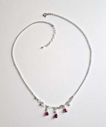 Collier ras du cou en argent massif avec trois gouttes de rubis rouges et perles blanches.